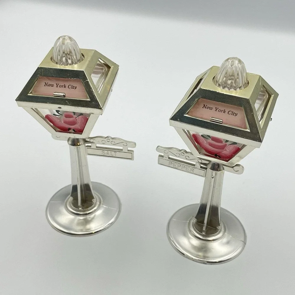 Vintage New York City Lamp Post Salt And Pepper Shakers Souvenir‎ Mid Century